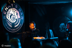 In-the-Round-met-Mick-Flannery-Mama-Kin-Anna-Tivel-Jeffrey-Martin-Kennys-Bar-10-10-24-©rezien-1