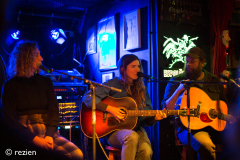 In-the-Round-met-Mick-Flannery-Mama-Kin-Anna-Tivel-Jeffrey-Martin-Kennys-Bar-10-10-24-©rezien-10