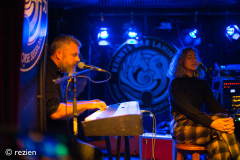 In-the-Round-met-Mick-Flannery-Mama-Kin-Anna-Tivel-Jeffrey-Martin-Kennys-Bar-10-10-24-©rezien-13