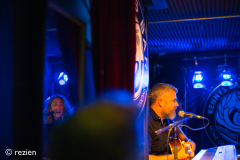 In-the-Round-met-Mick-Flannery-Mama-Kin-Anna-Tivel-Jeffrey-Martin-Kennys-Bar-10-10-24-©rezien-17