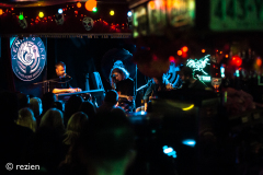 In-the-Round-met-Mick-Flannery-Mama-Kin-Anna-Tivel-Jeffrey-Martin-Kennys-Bar-10-10-24-©rezien-2
