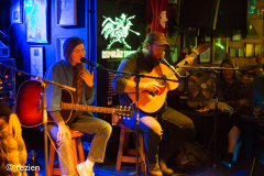 In-the-Round-met-Mick-Flannery-Mama-Kin-Anna-Tivel-Jeffrey-Martin-Kennys-Bar-10-10-24-©rezien-20